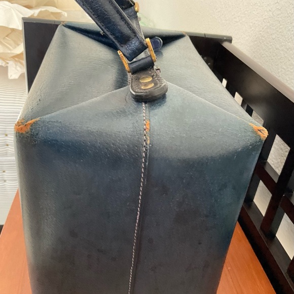 Vintage Gucci Train Case or Cosmetic Bag in Navy Leather in FVC - Picture 8 of 12